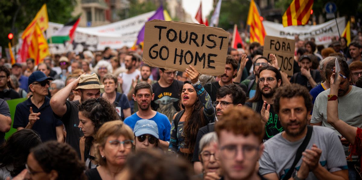 Barcelona Visitors Sprayed By Water Guns As Residents Protest Glut Of Tourism