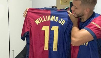 Raphinha se ríe al ver una camiseta de Nico Williams del Barça con su dorsal 11