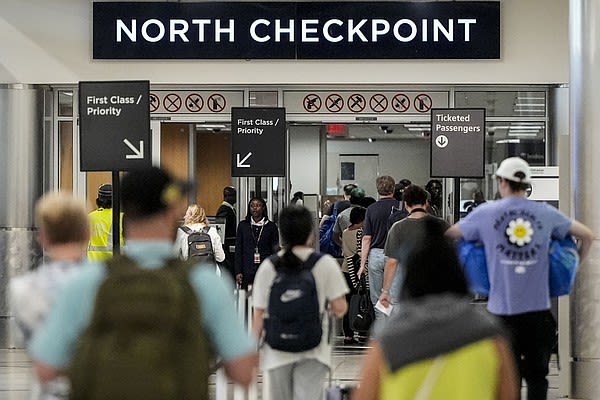 Friday's preholiday travel breaks the record for the most airline travelers screened at US airports | Chattanooga Times Free Press