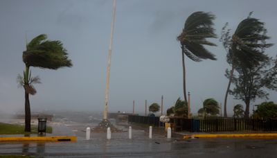 Al menos dos muertos y extensa devastación: las imágenes del paso del huracán Beryl por Jamaica