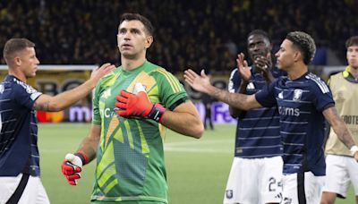 Dibu Martínez mantuvo la valla invicta y el Aston Villa volvió a la Champions League con un triunfazo de visitante luego de 41 años