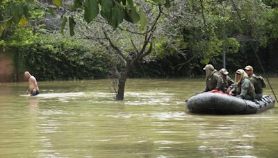 La costa de Texas sufre inundaciones antes de la llegada de la tormenta tropical Alberto