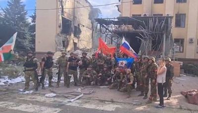 烏克蘭東部大城「利西昌斯克」傳淪陷 車臣部隊舉旗慶祝照曝光
