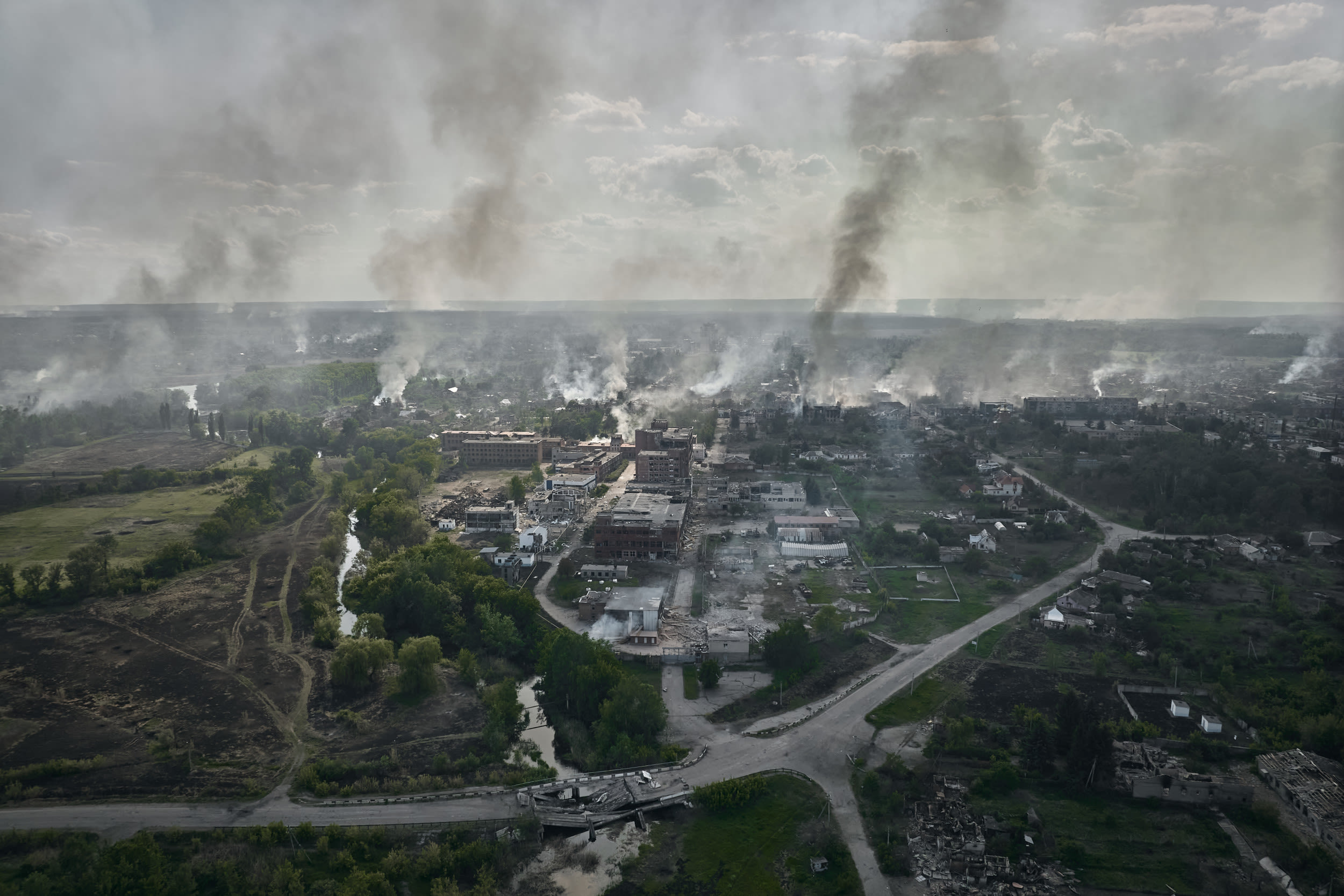 Russian troops "surrendering" after getting trapped in Vovchansk complex