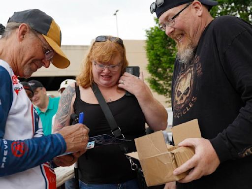 Former NASCAR driver Kyle Petty makes pit stop in Bettendorf