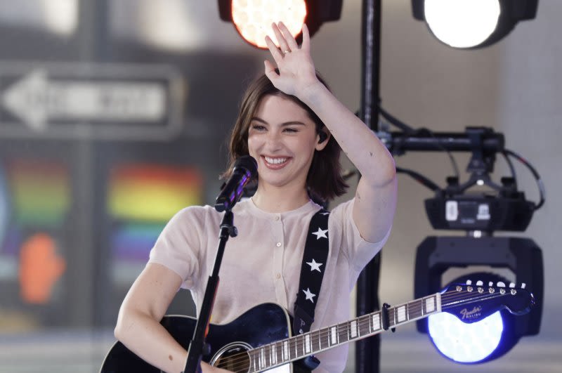 Look: Gracie Abrams performs, talks Taylor Swift on 'Today'