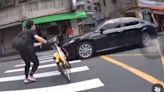 不滿走斑馬線未被禮讓 男學生「推Ubike撞轎車」