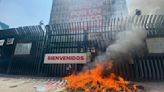 CNTE quema propaganda política ante sede del PRI en CDMX