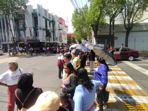 Protestan en Toluca observadores de casilla de Morena; piden pago prometido