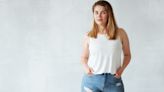Cuáles son los mejores pantalones para mujeres bajitas, según estilistas expertos