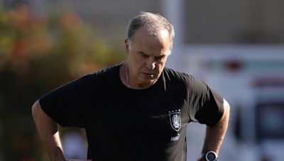 Marcelo Bielsa tuvo su primer cara a cara con los jugadores de Uruguay para aclarar los dichos de Suárez y se juraron "mirar para adelante"