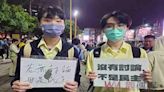 羅東高中學生發起「沒有討論不是民主」活動 民進黨現場發放物資引反彈