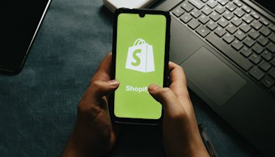 Die Shopify-Aktie korrigiert aufgrund seiner Bewertung. Aber das Unternehmen liefert ab!