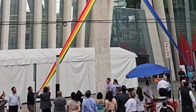 Condenan acto de discriminación y violencia contra bandera LGBT+ en el Infonavit