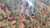 Helicóptero con helibalde combate incendio forestal en Zinapécuaro