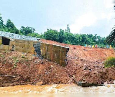 Walls collapse in Ponda, residents blame PWD work | Goa News - Times of India