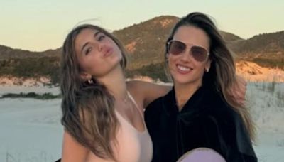 Alessandra Ambrosio faz snowboard em Santa Catarina ao lado da filha