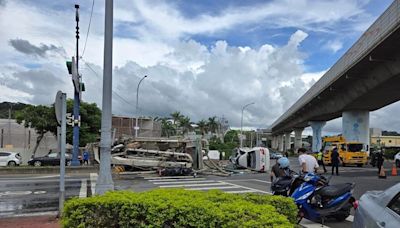 水泥車煞車失靈失控撞轎車釀5傷 台中清水這路段一片狼藉！障礙排除中｜壹蘋新聞網