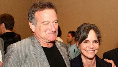 Sally Field Recalls How ‘Mrs. Doubtfire’ Costar Robin Williams Helped After Her Father’s Death