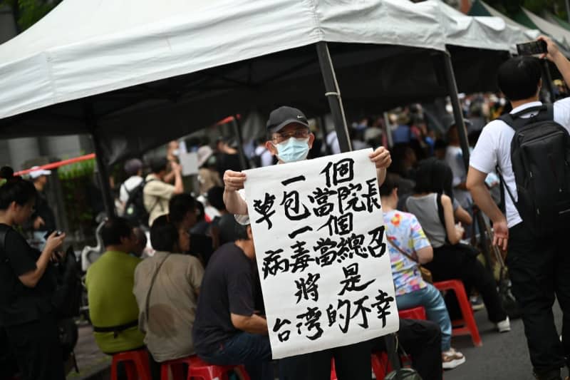 100,000 people protest against chaos at Taiwan's legislature