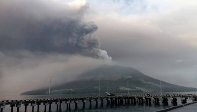 印尼魯昂火山持續噴發 擔心進一步「爆炸性爆發」警戒至最高層級