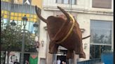 Un toro y una paella en la plaza del Ayuntamiento