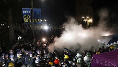 Protestos nos EUA: polícia retira estudantes de acampamento na Universidade da Califórnia; número de presos pelo país passa de 2.000