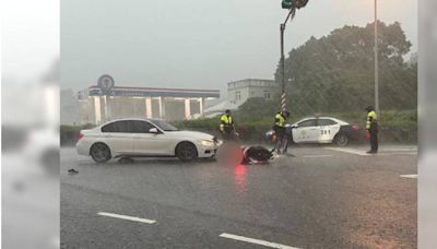 金門轎車撞機車釀1傷 超暖心！3阿兵哥雨中撐傘救援