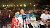 Cami Homs, José Sosa y la foto familiar en la Municipalidad de La Plata con la Copa de la Liga