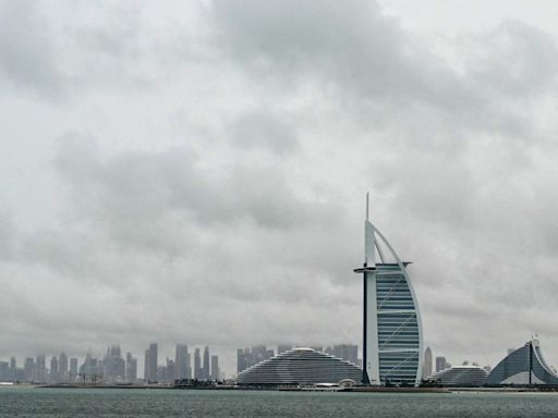 Cancelación de vuelos en Dubai, cierre de escuelas y oficinas por las lluvias que azotan los Emiratos Árabes a pocas semanas de mortales inundaciones