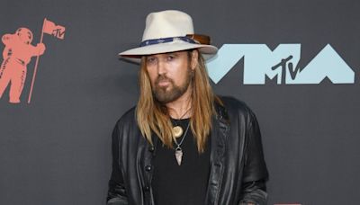 Billy Ray Cyrus actuó en el funeral del hombre asesinado en el mitin de Donald Trump