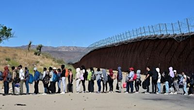 Biden aumenta restrições, mas migrantes continuam cruzando fronteira