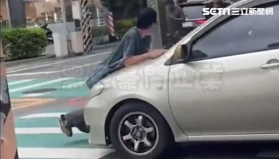 停下或跟你走！桃園男酒後檢舉違停「雙腳懸空」趴引擎蓋...前後跳恰恰