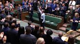 Gran ovación a un diputado británico tras volver con manos y pies amputados - ELMUNDOTV