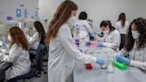 El programa que premia a las mujeres en la ciencia y entrega 10 mil dólares para que continúen sus investigaciones