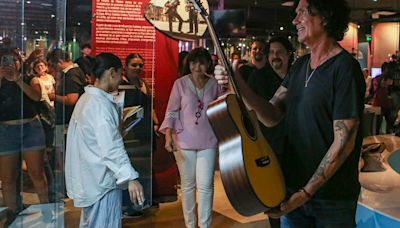 La guitarra “Curandera” de Alejandro Sanz enriquece acervo del estado mexicano de Yucatán