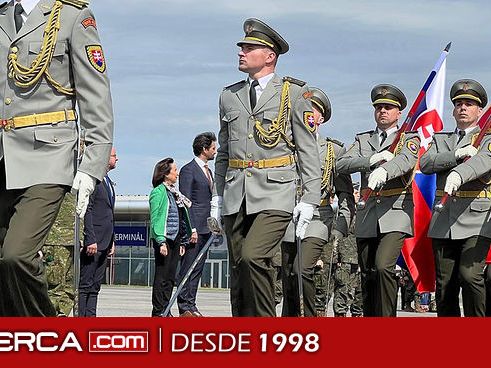 La ministra de Defensa recibe a su homólogo eslovaco, Robert Kaliňák, en visita oficial a España