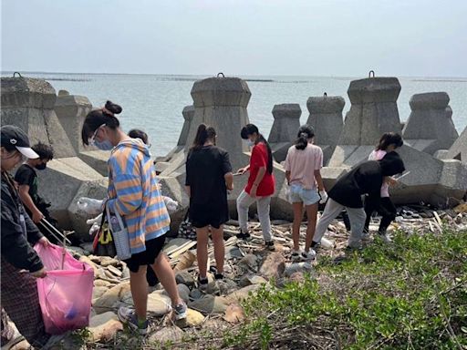 推廣溼地生態教育 雲縣國小師生撿海廢體驗「海口造廢船」 - 生活