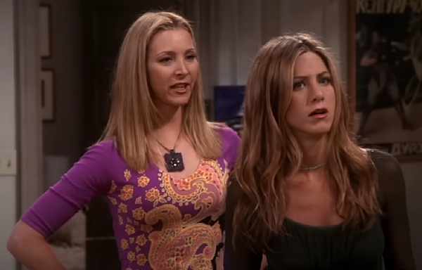 Lisa Kudrow Responds To Jennifer Aniston’s Claim That She ‘Hated’ When The Live Audience Laughed As She...
