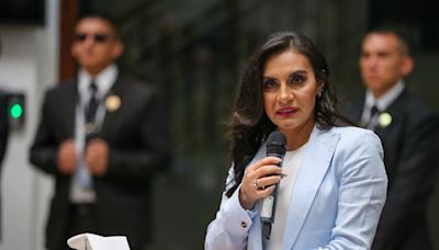 La vicepresidenta de Ecuador afirma que atraviesa un laberinto del que aún no ve la salida