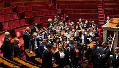 Legisladores electos en Francia inician conversaciones para formar el nuevo gobierno