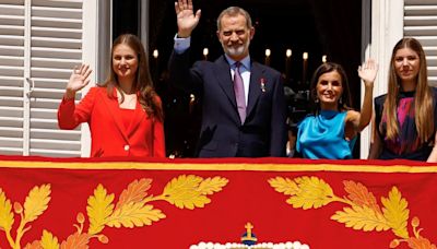 La imagen de Felipe VI, Letizia y sus hijas en el balcón del Palacio Real por el X aniversario de la proclamación del monarca