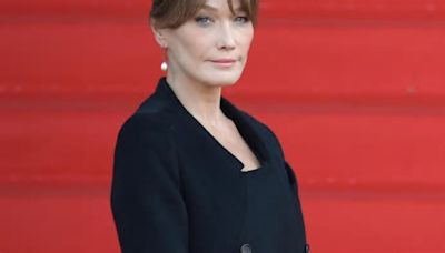 Parigi, Carla Bruni interrogata dalla polizia sullo scambio di favori tra Sarkozy e Gheddafi