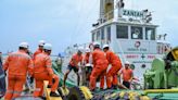 Submarinistas intentan llegar al petrolero hundido en Filipinas