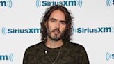 Russell Brand ingresa 25.000 dólares a la semana pese a haber sido 'cancelado' entre acusaciones de violación y maltrato psicológico