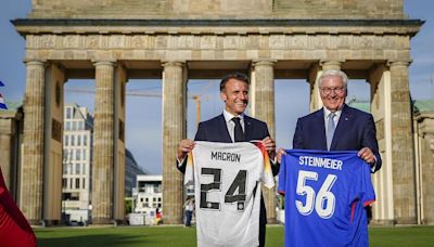 Macron y Steinmeier juegan una partida de futbolín frente a decenas de curiosos