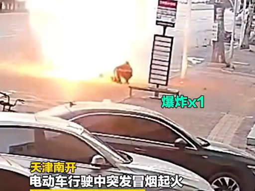 影/恐怖！電動自行車行駛中突起火「14秒爆炸5次」 騎士被噴飛倒地