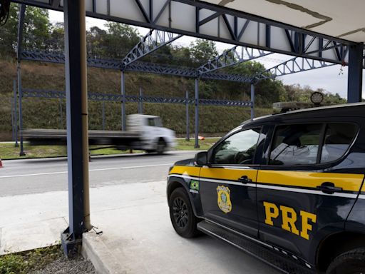 Menção a preferências ideológicas em questionário reacende debate sobre politização na PRF, aparelhada por Bolsonaro