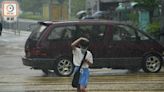 周末發今年首個紅雨 街上市民旅客眾生相