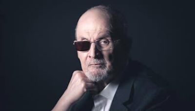 Salman Rushdie: «Dopo l’attentato incubi ogni sera, sono ancora qui per un miracolo. Netanyahu e Hamas entrambi detestabili»